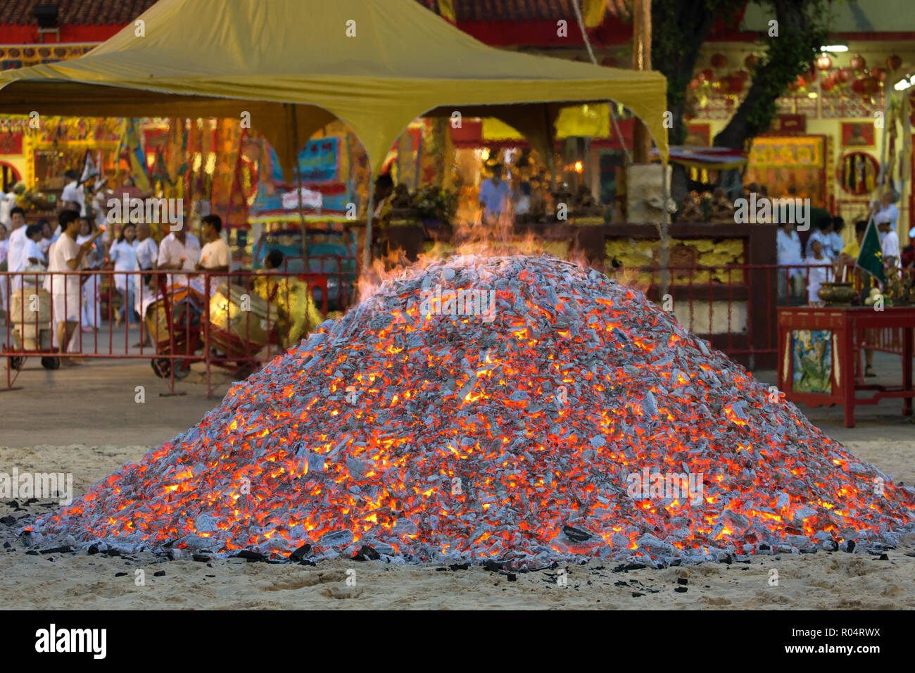 Grosse pile Ember prêt à être utilisé pour un feu de marche au cours d'un festival taoïste, Phuket, Thailand Banque D'Images