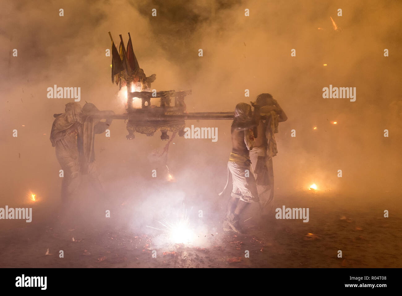 Nuit procession religieuse sous pleine de fumée de pétards pendant la festival végétarien de Phuket, Thaïlande Banque D'Images