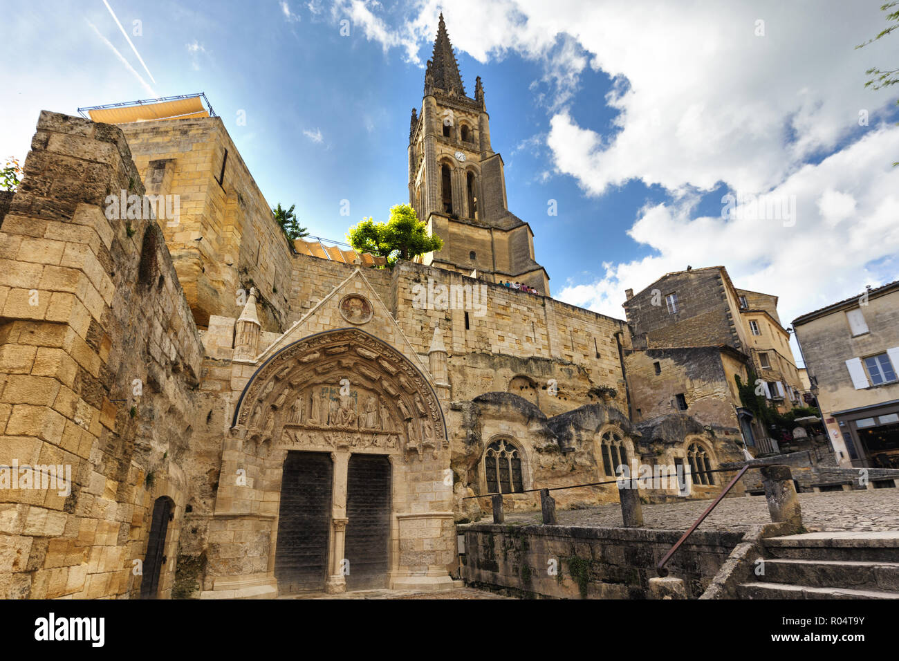 Vieille église monolithique dans le village de Saint Emilion près de Bordeaux, France Banque D'Images