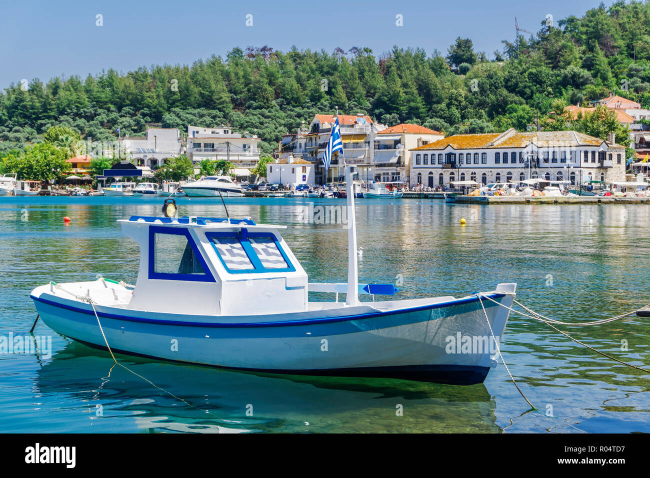 La location petit bateau blanc avec des drapeaux grecs, Limenas, Ville de l'île de Thassos, îles grecques, Grèce, Europe Banque D'Images