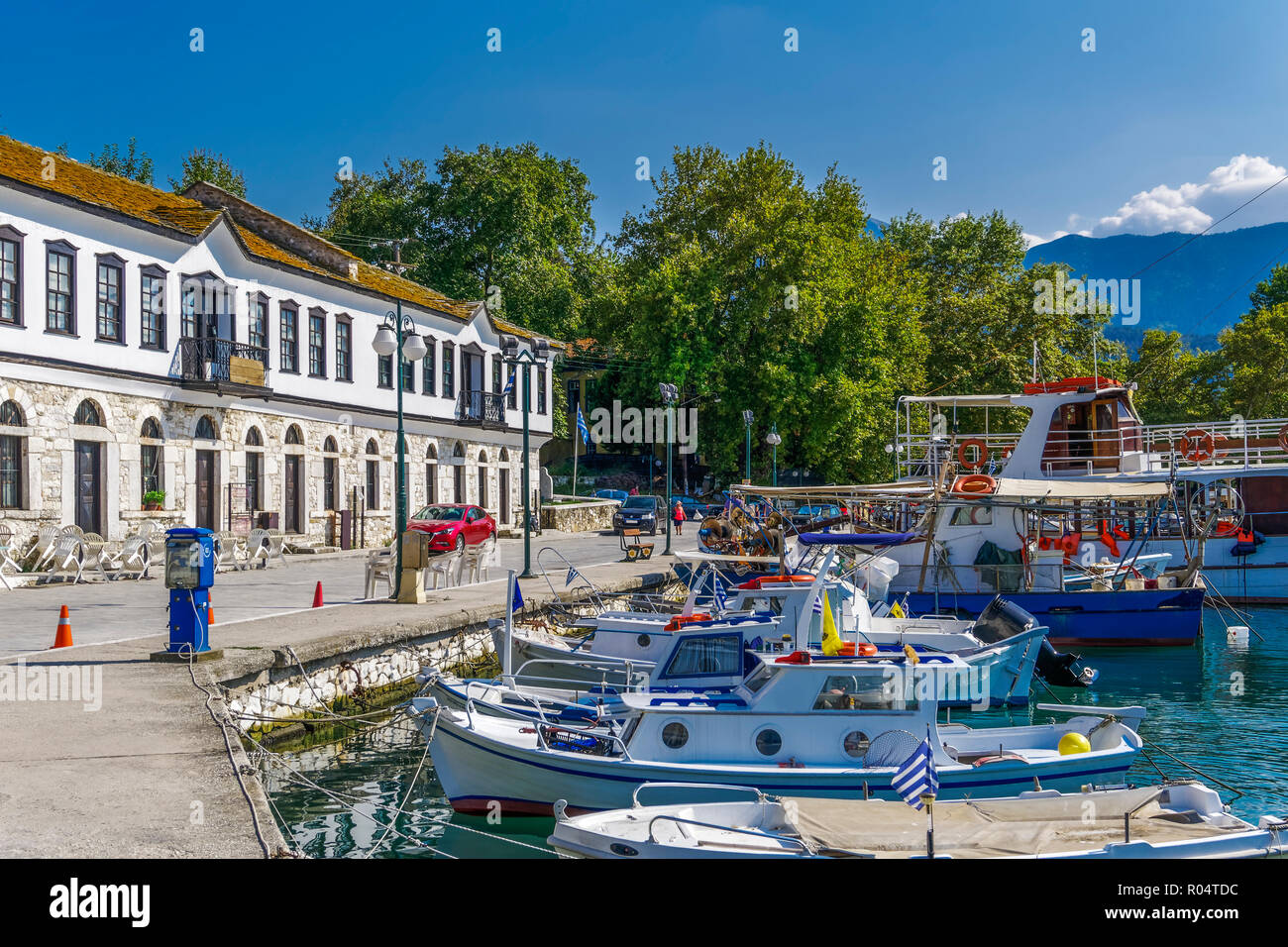 La vue quotidienne de Limenas ville avec de la végétation verte, maison traditionnelle et les navires amarrés, Thassos, îles grecques, Grèce, Europe Banque D'Images