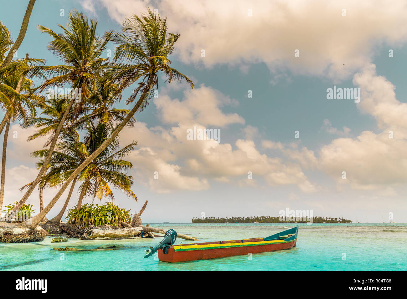 Un bateau coloré sur la magnifique île Pelicano dans les îles San Blas, Kuna Yala, Panama, Amérique Centrale Banque D'Images