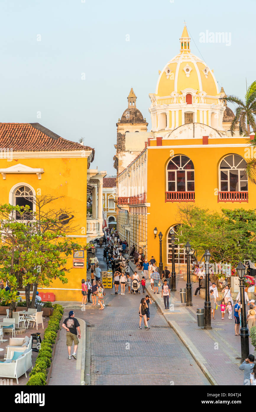 Une vue sur la rue typique à Cartagena de Indias, Colombie, Amérique du Sud Banque D'Images
