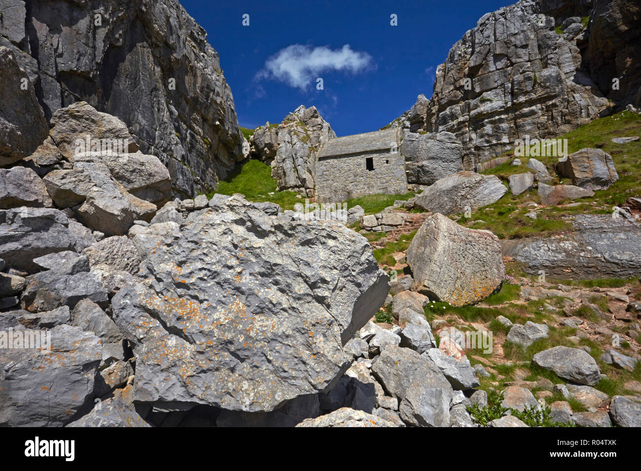 La chapelle Saint Govan construit dans les falaises près de Saint Govan's Head, Pembrokeshire, Pays de Galles, Royaume-Uni, Europe Banque D'Images