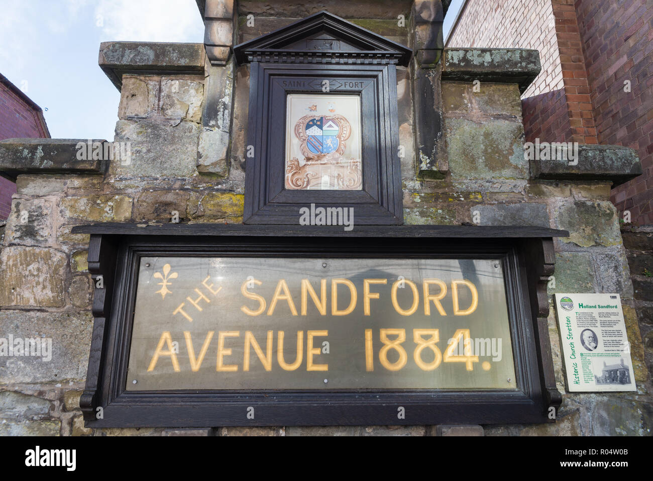 Plaque sur Sandford Avenue à Church Stretton reconnaissant Holland Sandford qui a planté une allée de tilleuls dans le Shropshire ville Banque D'Images