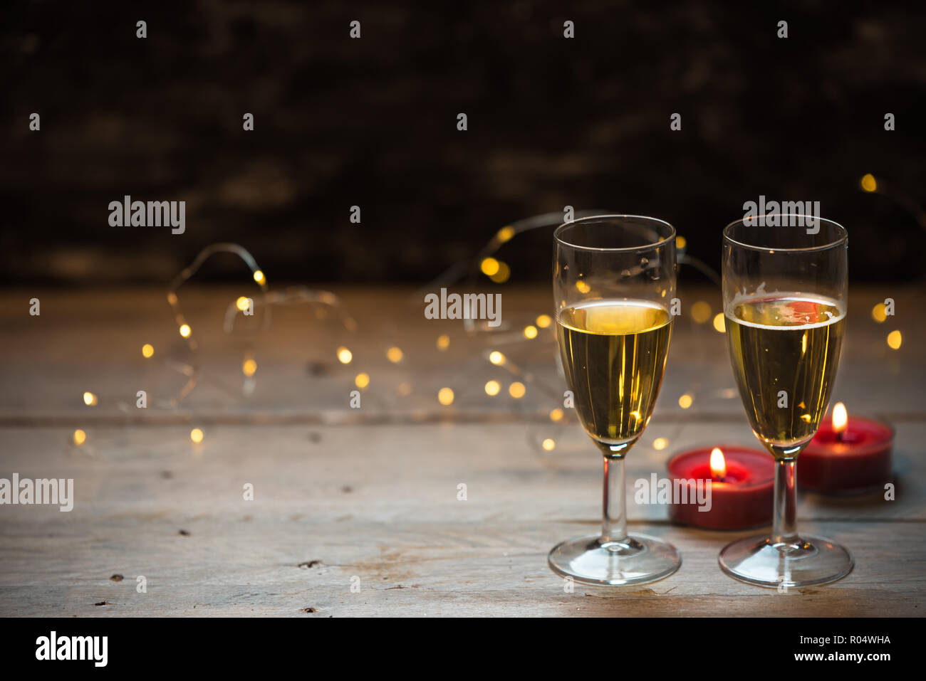 Deux verres de champagne et décoration de Noël Banque D'Images