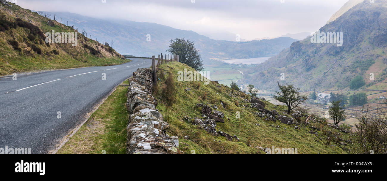 Avis de Llyn Gwynant Lake, parc national de Snowdonia, le Nord du Pays de Galles, Royaume-Uni, Europe Banque D'Images