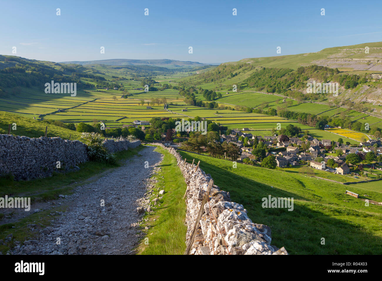 Vue vers le bas Wharfedale dans le Yorkshire Dales national park.Prises de haut simple Road, une ancienne voie verte Banque D'Images