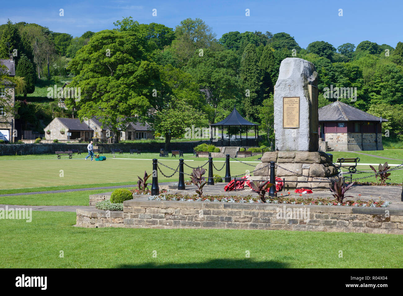 Vue d'été ensoleillé de la pierre du souvenir (War Memorial) Campsites Canet-en-Roussillon en terrain de jeux dans la région de Nidderdale, Yorkshire du Nord Banque D'Images