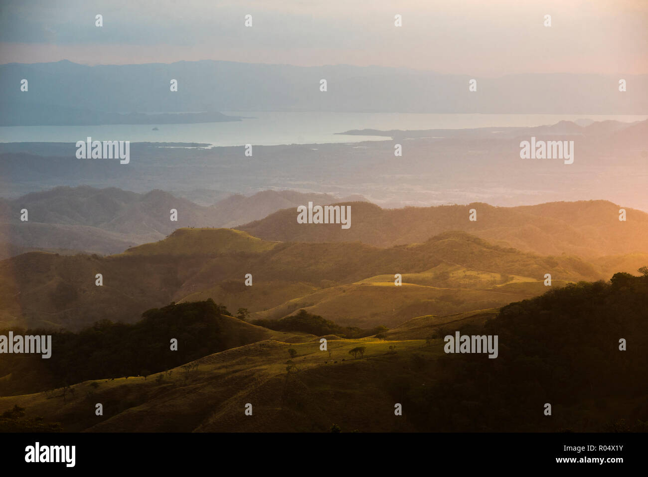 La réserve de la Forêt Nuageuse de Monteverde au coucher du soleil, Puntarenas, Costa Rica, Amérique Centrale Banque D'Images