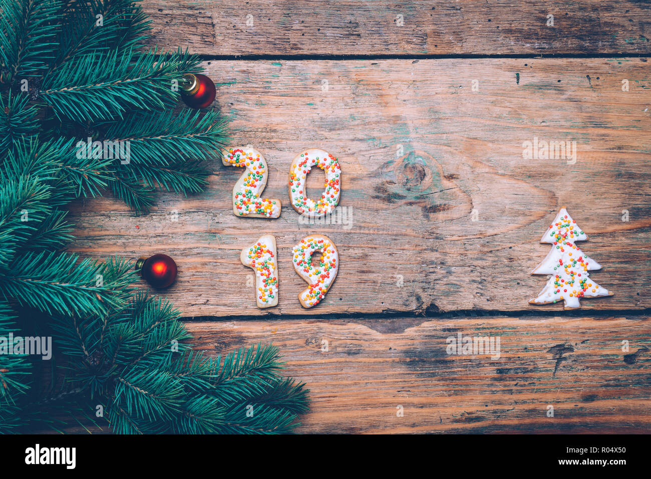 Contexte 2019 Bonne année 2019. Cookies de Noël sous forme de chiffres 2019 sur une vieille table en bois. Noël cuisson. Nouvelle Année chris Banque D'Images