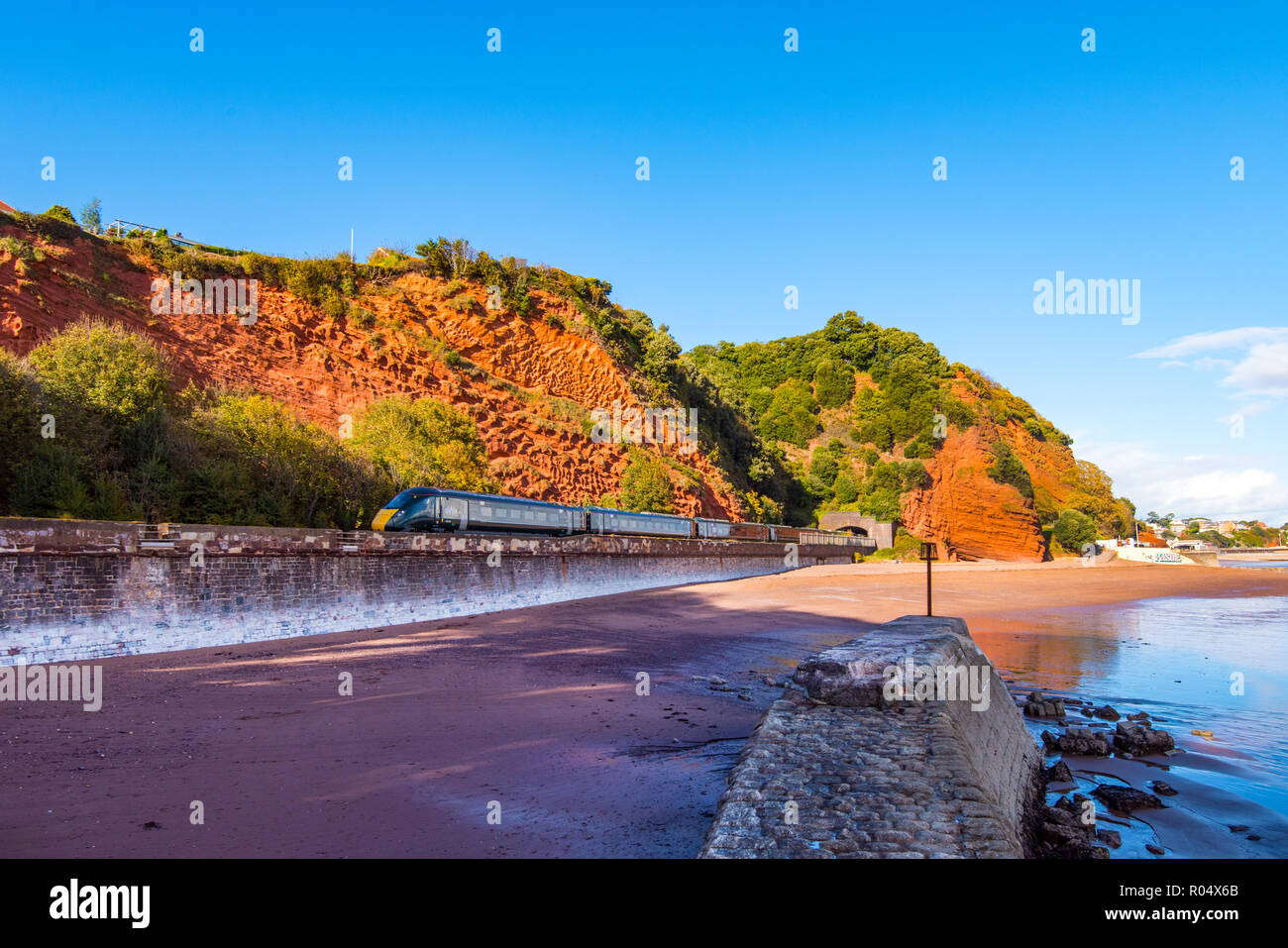 Exmouth, Devon, UK - 26 OCT 2018 : classe GWR 802 High Speed Train 802009 à Coryton's Cove entre Exmouth et Teignmouth. Banque D'Images