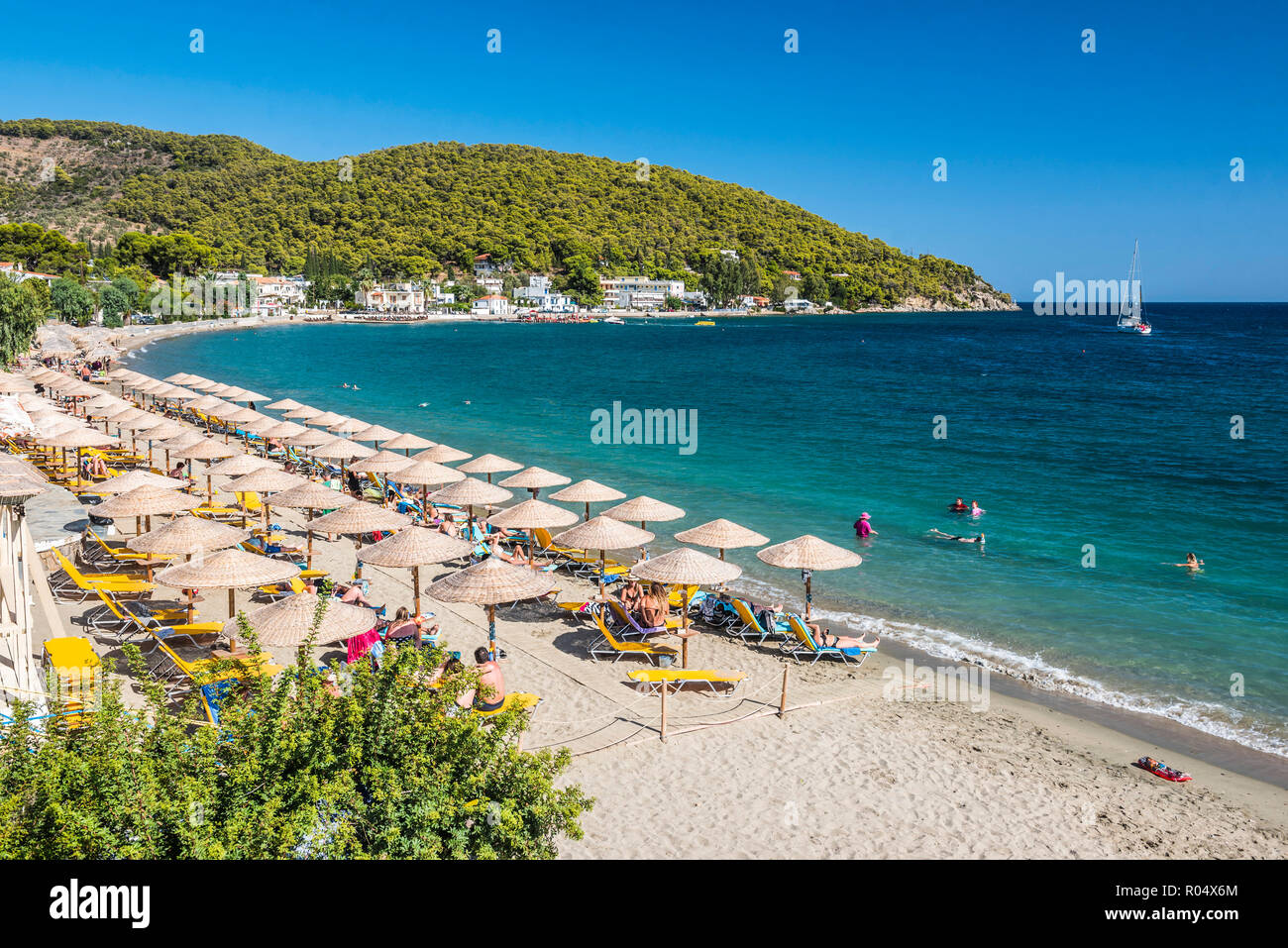 Plage sur l'île de Poros, l'île du golfe Saronique, côte de la mer Egée, les îles grecques, Grèce, Europe Banque D'Images