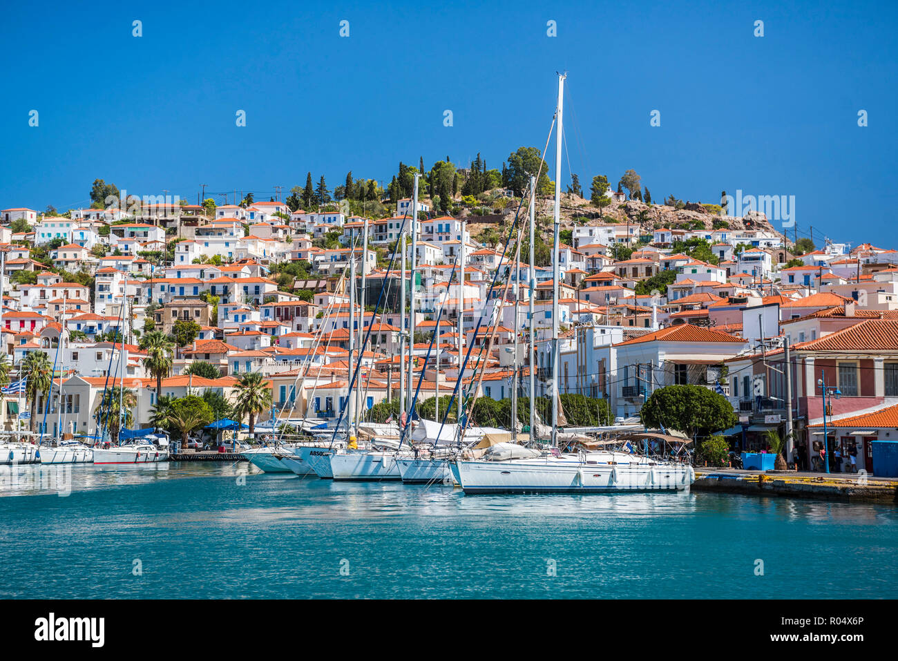 Voiliers dans le port de l'île de Poros, l'île du golfe Saronique, côte de la mer Egée, les îles grecques, Grèce, Europe Banque D'Images