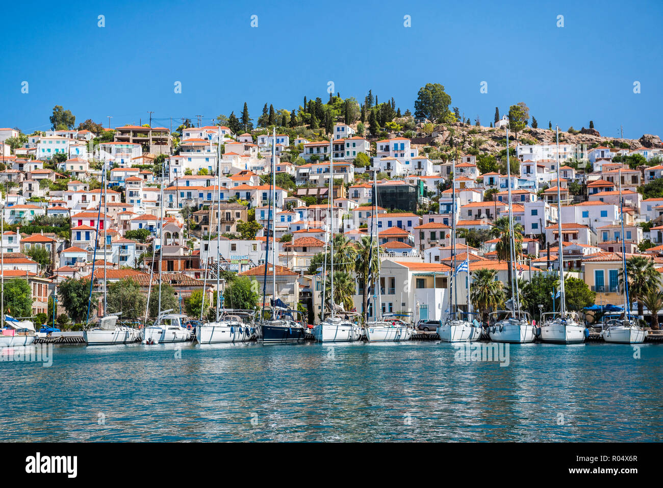 Voiliers dans le port de l'île de Poros, l'île du golfe Saronique, côte de la mer Egée, les îles grecques, Grèce, Europe Banque D'Images