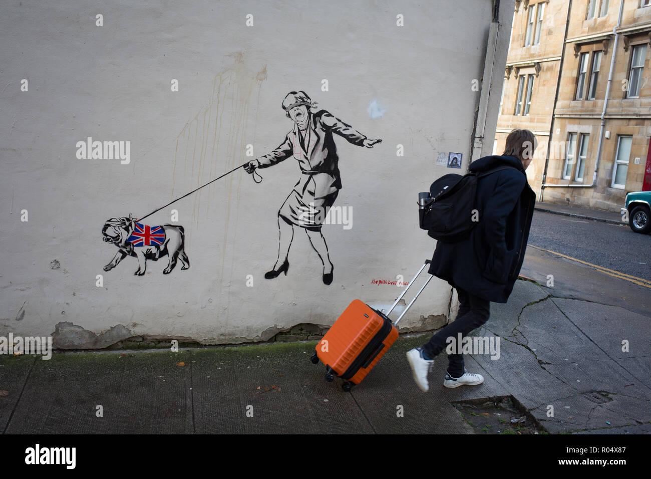 Glasgow, Ecosse, 1er novembre 2018. Les yeux bandés, un premier ministre Theresa peut à la tête d'un bouledogue britannique portant un manteau Union jack - un Brexit commentaire street art graffiti au pochoir mural /de l'artiste connu sous le nom de 'l'ours Rose' rebelle, dans le West End de Glasgow, Ecosse, le 01 novembre 2018. Image Crédit : Jeremy Sutton-Hibbert/Alamy News Crédit : Jeremy sutton-hibbert/Alamy Live News Banque D'Images