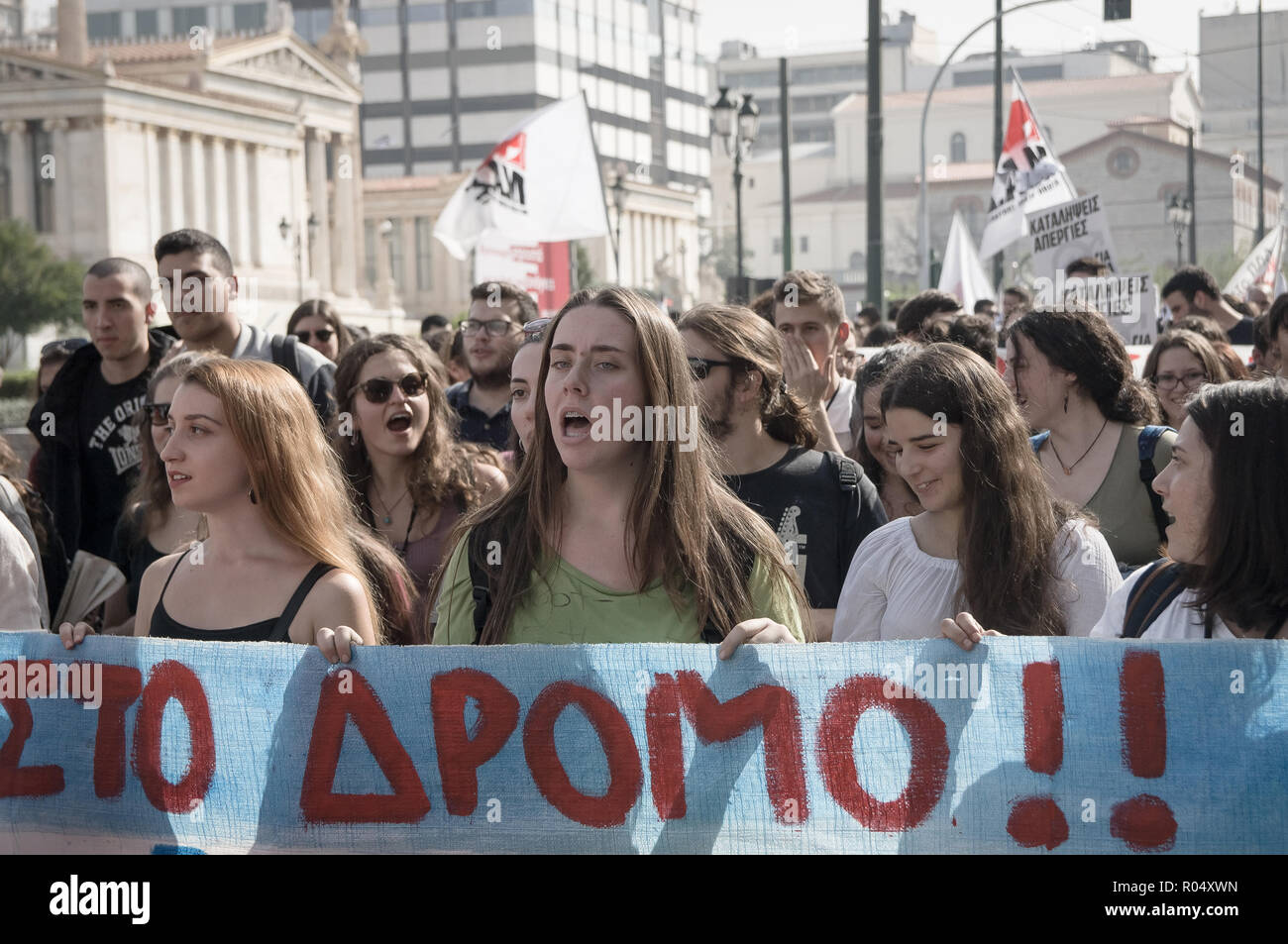 Athènes, Grèce. 1er janvier 2006. Vu les manifestants holding banner et criant des slogans pendant la manifestation.Des milliers d'étudiants a crié ''NON'' à la loi Gavroglu pour l'enseignement supérieur, pour exiger son abolition. Elles exigent également l'abolition de fusions segment et l'augmentation du financement de l'éducation. Credit : Nikolas Joao/Kokovlis SOPA Images/ZUMA/Alamy Fil Live News Banque D'Images