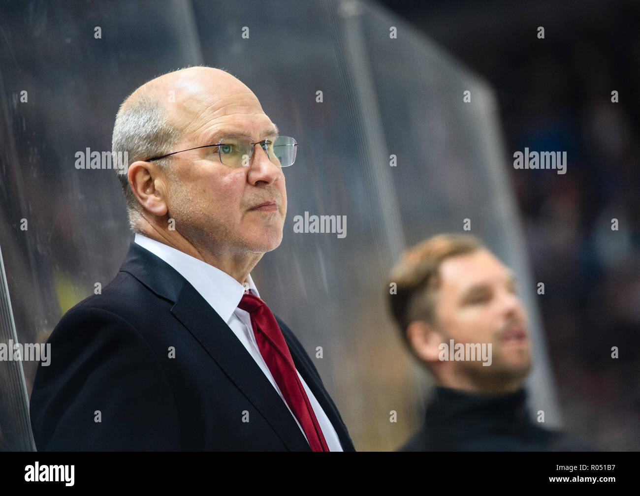 01 novembre 2018, la Bavière, München : hockey sur glace : DEL, Red Bull EHC Eisbären Berlin, Munich - Tour principal, 16e journée dans le centre sportif olympique. Don Jackson Coach de Munich observe le jeu. Photo : Matthias Balk/dpa Banque D'Images