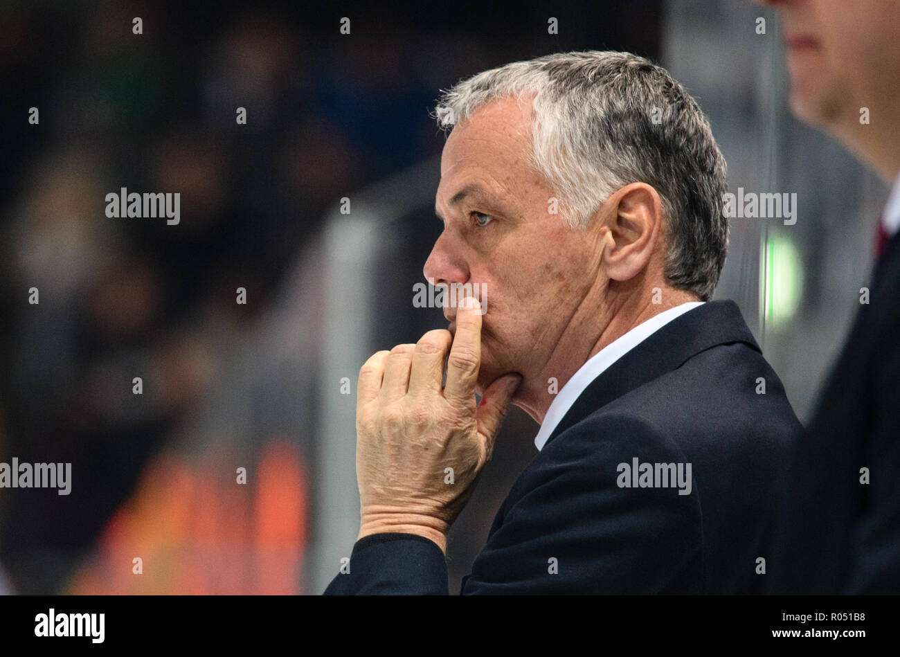 01 novembre 2018, la Bavière, München : hockey sur glace : DEL, Red Bull EHC Eisbären Berlin, Munich - Tour principal, 16e journée dans le centre sportif olympique. Coach Clement Jodoin de Berlin suit le jeu. Photo : Matthias Balk/dpa Banque D'Images