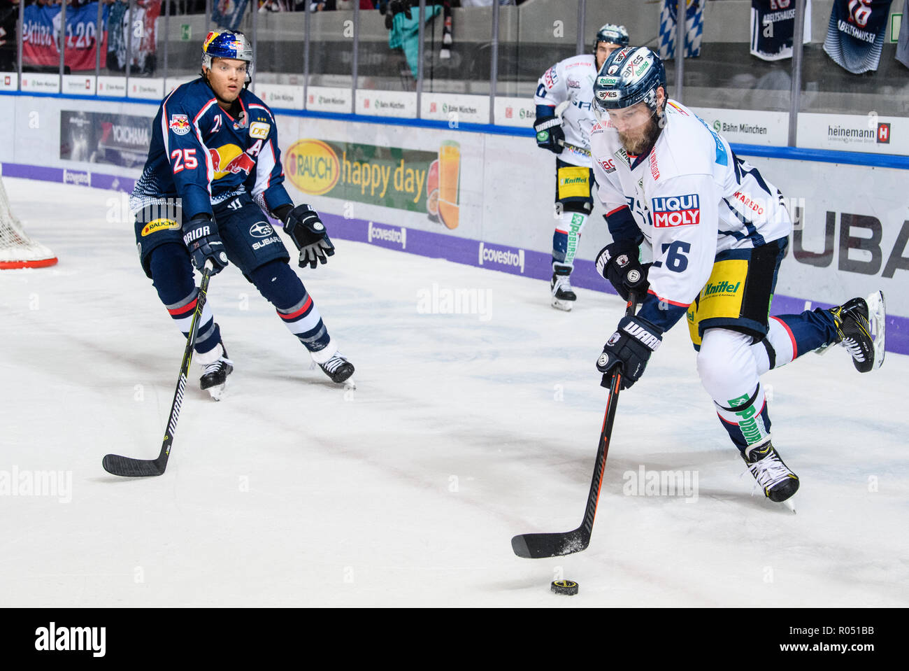 01 novembre 2018, la Bavière, München : hockey sur glace : DEL, Red Bull EHC Eisbären Berlin, Munich - Tour principal, 16e journée dans le centre sportif olympique. Florian Busch de Berlin (r) joue la rondelle. Sur le côté gauche de Derek Joslin Munich tente de parvenir à la rondelle. Photo : Matthias Balk/dpa Banque D'Images