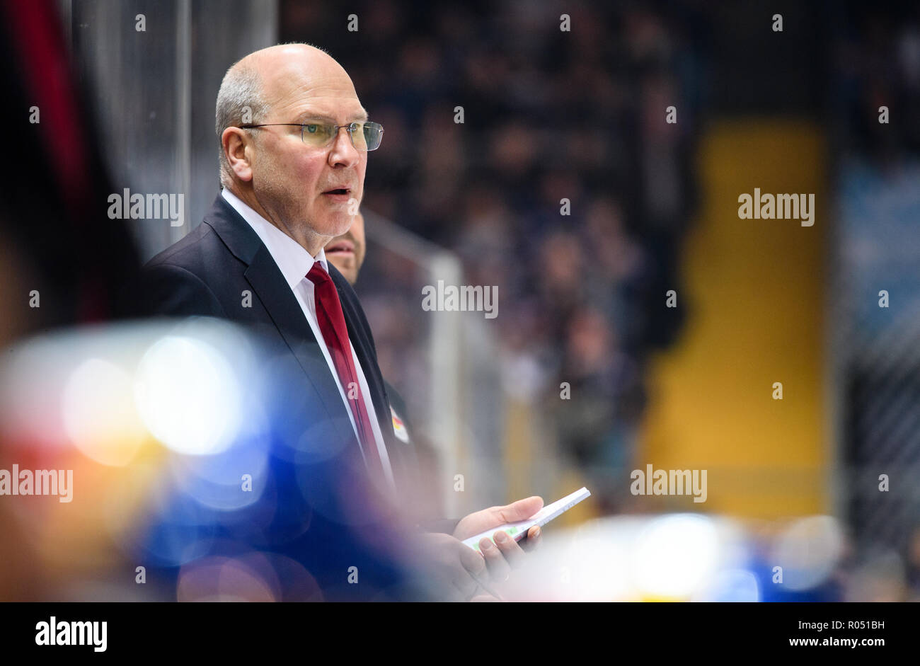 01 novembre 2018, la Bavière, München : hockey sur glace : DEL, Red Bull EHC Eisbären Berlin, Munich - Tour principal, 16e journée dans le centre sportif olympique. Don Jackson Coach de Munich suit le jeu. Photo : Matthias Balk/dpa Banque D'Images