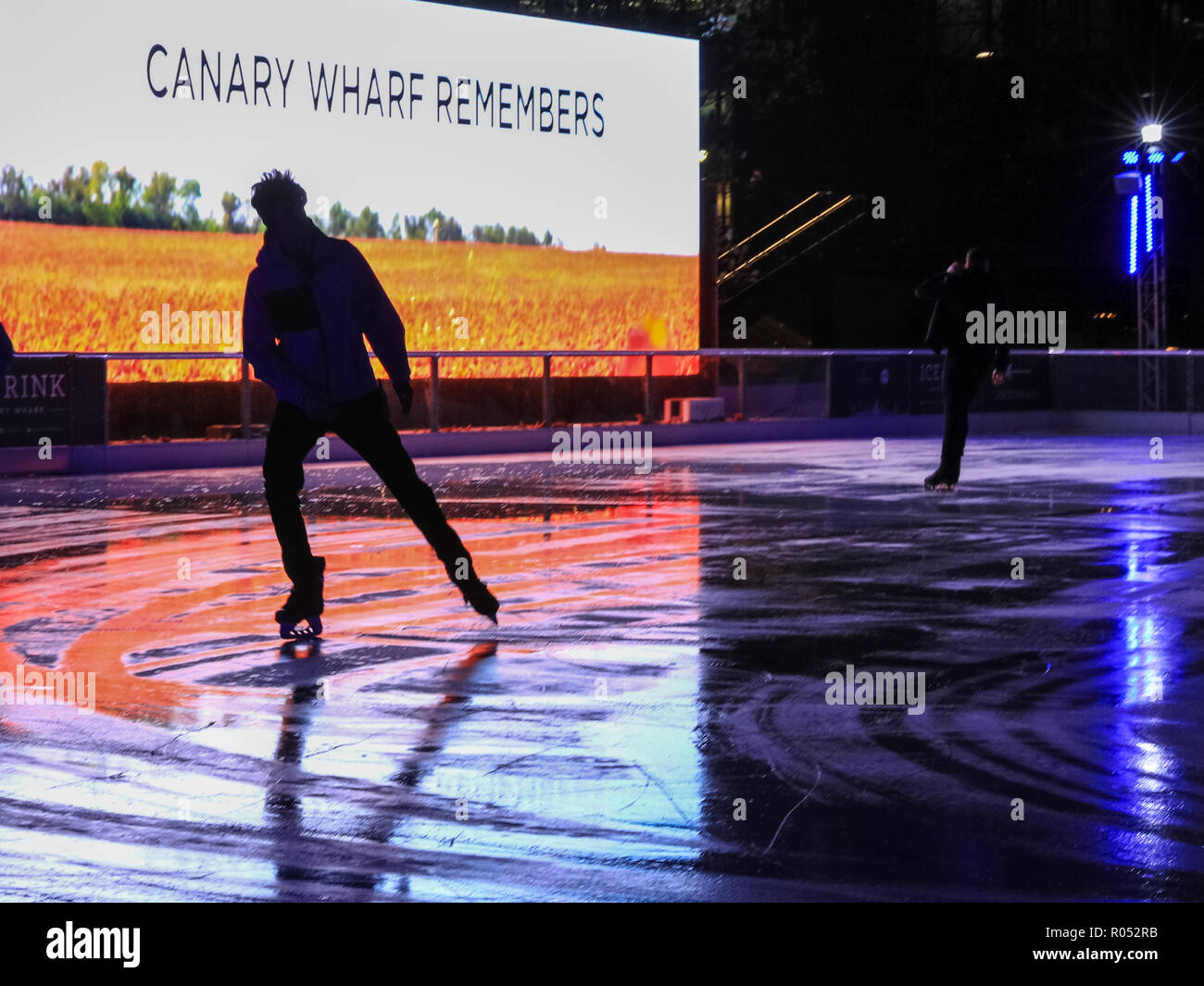 Canary Wharf, London, UK, 1er novembre 2018. Un patineur effectue un zoom avant sur la glace avec un 'Canary Wharf se souvient' message à l'écran. La patinoire de Canary Wharf 2018 est lancé avec une partie sur la terrasse d'hiver et session de skate. La patinoire est le seul à Londres avec un 40 mètres carrés, l'écran LED, fournissant une toile de fond colorée les patineurs peuvent télécharger des photos. Credit : Imageplotter News et Sports/Alamy Live News Banque D'Images