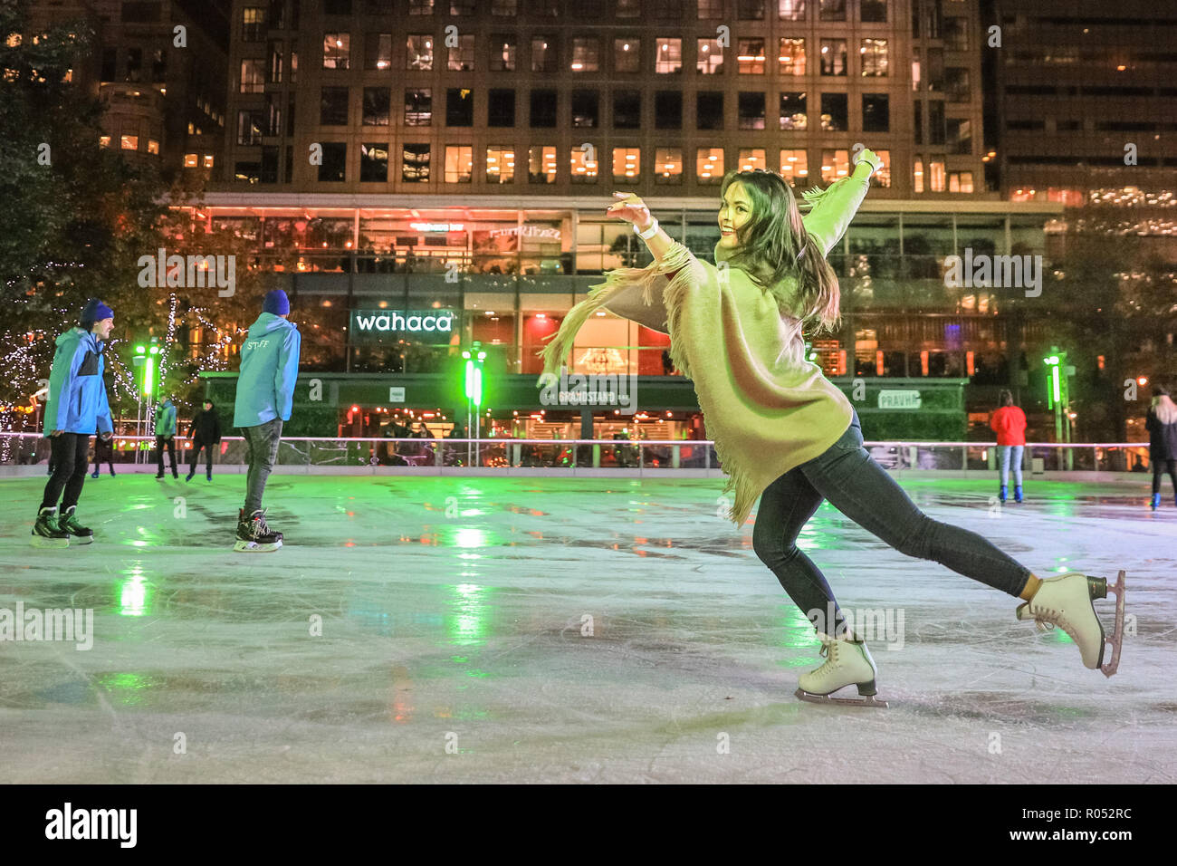 Canary Wharf, London, UK, 1er novembre 2018. Vanessa Bauer, pro, patineuse artistique qui a remporté la série TV 'Dancing on Ice' l'an dernier, effectue une routine sur la glace.La patinoire Canary Wharf 2018 est lancé avec une partie sur la terrasse d'hiver et session de skate. La patinoire est le seul à Londres avec un 40 mètres carrés, l'écran LED, fournissant une toile de fond colorée les patineurs peuvent télécharger des photos. Credit : Imageplotter News et Sports/Alamy Live News Banque D'Images