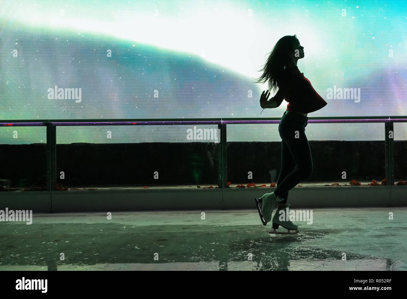 Canary Wharf, London, UK, 1er novembre 2018. Vanessa Bauer, pro, patineuse artistique qui a remporté la série TV 'Dancing on Ice' l'an dernier, effectue une routine sur la glace. La patinoire de Canary Wharf 2018 est lancé avec une partie sur la terrasse d'hiver et session de skate. La patinoire est le seul à Londres avec un 40 mètres carrés, l'écran LED, fournissant une toile de fond colorée les patineurs peuvent télécharger des photos. Credit : Imageplotter News et Sports/Alamy Live News Banque D'Images