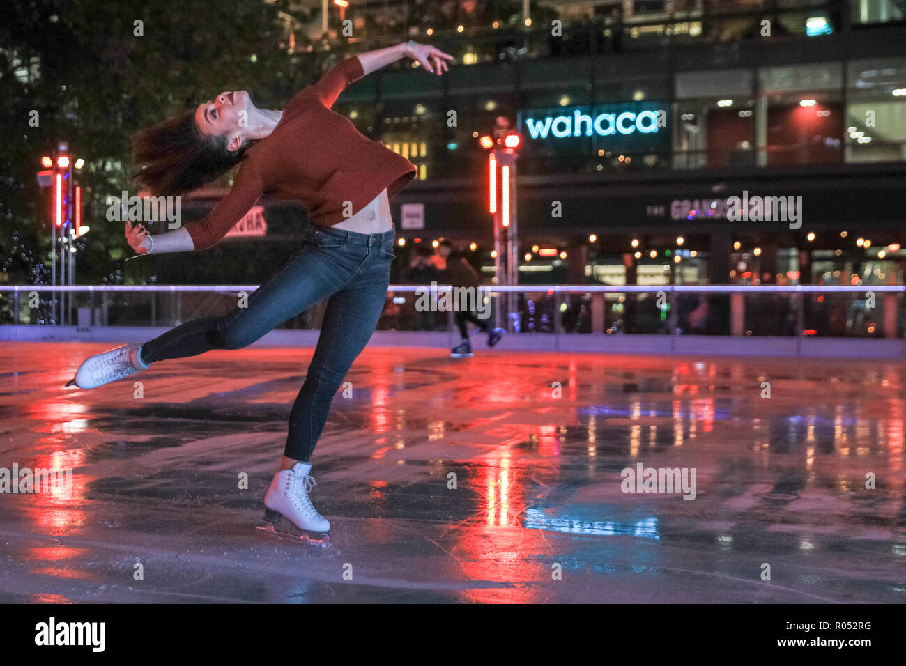 Canary Wharf, London, UK, 1er novembre 2018. Vanessa Bauer, pro, patineuse artistique qui a remporté la série TV 'Dancing on Ice' l'an dernier, effectue une routine sur la glace. La patinoire de Canary Wharf 2018 est lancé avec une partie sur la terrasse d'hiver et session de skate. La patinoire est le seul à Londres avec un 40 mètres carrés, l'écran LED, fournissant une toile de fond colorée les patineurs peuvent télécharger des photos. Credit : Imageplotter News et Sports/Alamy Live News Banque D'Images