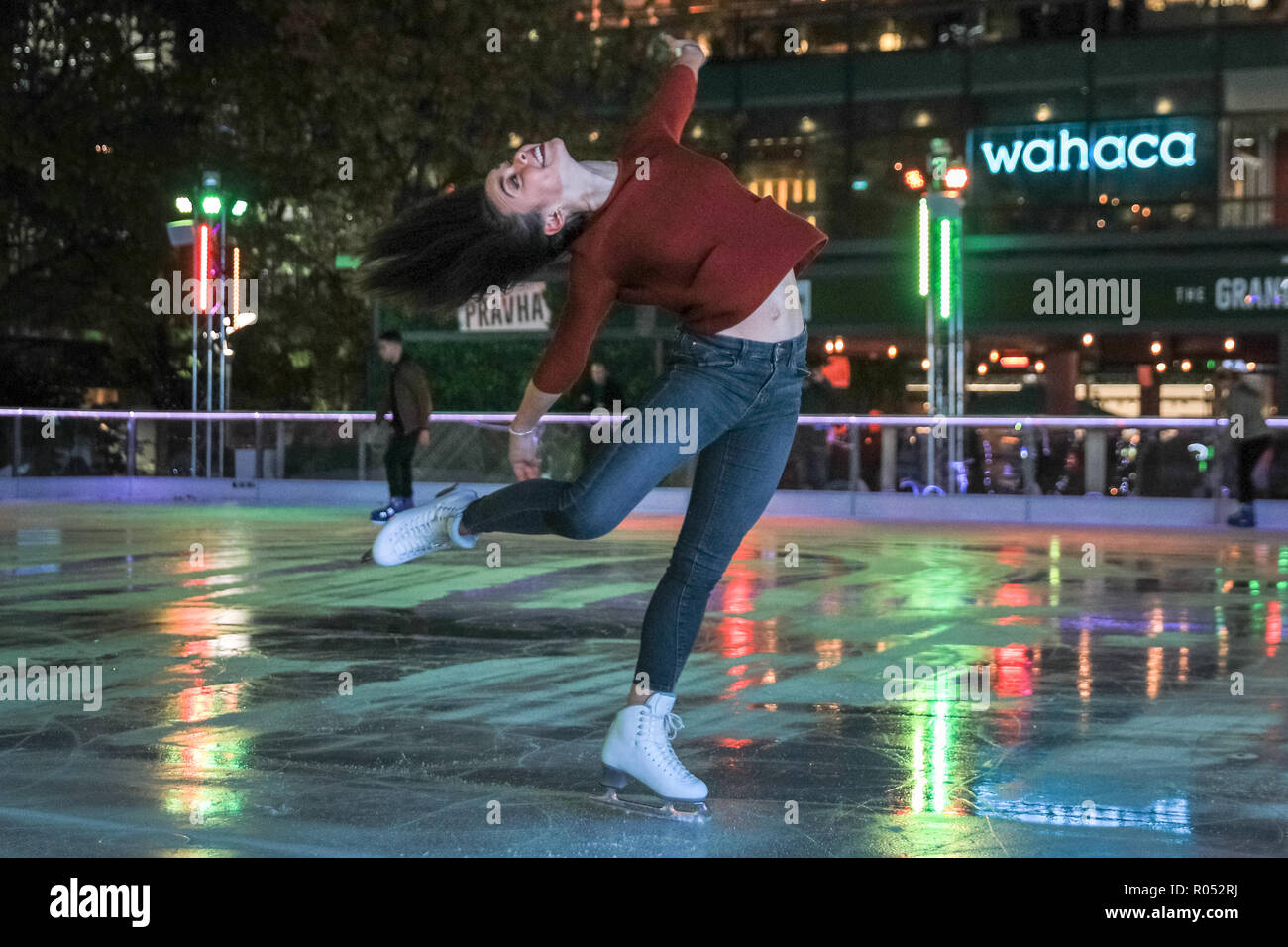 Canary Wharf, London, UK, 1er novembre 2018. Vanessa Bauer, pro, patineuse artistique qui a remporté la série TV 'Dancing on Ice' l'an dernier, effectue une routine sur la glace. La patinoire de Canary Wharf 2018 est lancé avec une partie sur la terrasse d'hiver et session de skate. La patinoire est le seul à Londres avec un 40 mètres carrés, l'écran LED, fournissant une toile de fond colorée les patineurs peuvent télécharger des photos. Credit : Imageplotter News et Sports/Alamy Live News Banque D'Images