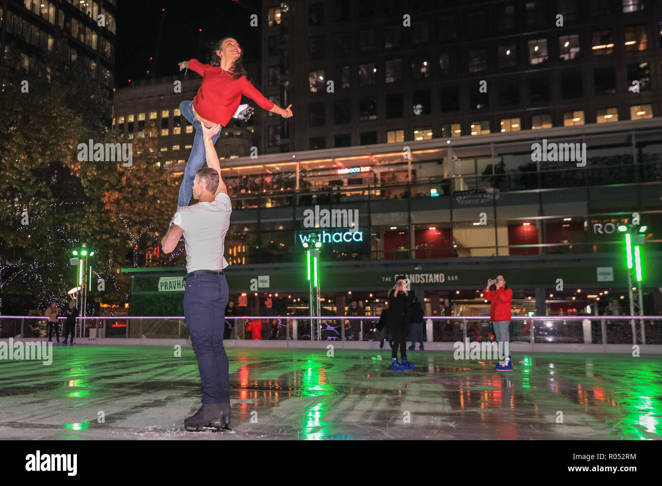 Canary Wharf, London, UK, 1er novembre 2018. Vanessa Bauer, pro, patineuse artistique qui a remporté la série TV 'Dancing on Ice' l'an dernier, effectue une routine sur la glace avec Hamish Gaman, ancien champion britannique et la danse sur glace actuel pro series. La patinoire de Canary Wharf 2018 est lancé avec une partie sur la terrasse d'hiver et session de skate. La patinoire est le seul à Londres avec un 40 mètres carrés, l'écran LED, fournissant une toile de fond colorée les patineurs peuvent télécharger des photos. La patinoire ouvre ses portes au public le vendredi 2 novembre et restera ouvert jusqu'au 16 février. Banque D'Images
