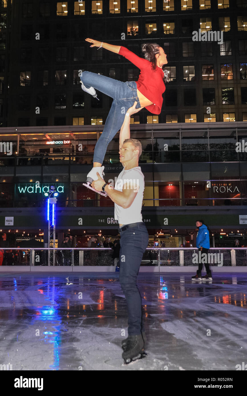 Canary Wharf, London, UK, 1er novembre 2018. Vanessa Bauer, pro, patineuse artistique qui a remporté la série TV 'Dancing on Ice' l'an dernier, effectue une routine sur la glace avec Hamish Gaman, ancien champion britannique et la danse sur glace actuel pro series. La patinoire de Canary Wharf 2018 est lancé avec une partie sur la terrasse d'hiver et session de skate. La patinoire est le seul à Londres avec un 40 mètres carrés, l'écran LED, fournissant une toile de fond colorée les patineurs peuvent télécharger des photos. La patinoire ouvre ses portes au public le vendredi 2 novembre et restera ouvert jusqu'au 16 février. Banque D'Images