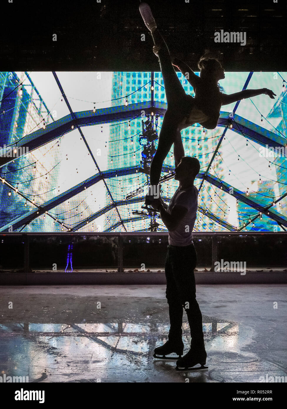 Canary Wharf, London, UK, 1er novembre 2018. Vanessa Bauer, pro, patineuse artistique qui a remporté la série TV 'Dancing on Ice' l'an dernier, effectue une routine sur la glace avec Hamish Gaman, ancien champion britannique et la danse sur glace actuel pro series. La patinoire de Canary Wharf 2018 est lancé avec une partie sur la terrasse d'hiver et session de skate. La patinoire est le seul à Londres avec un 40 mètres carrés, l'écran LED, fournissant une toile de fond colorée les patineurs peuvent télécharger des photos. La patinoire ouvre ses portes au public le vendredi 2 novembre et restera ouvert jusqu'au 16 février. Banque D'Images