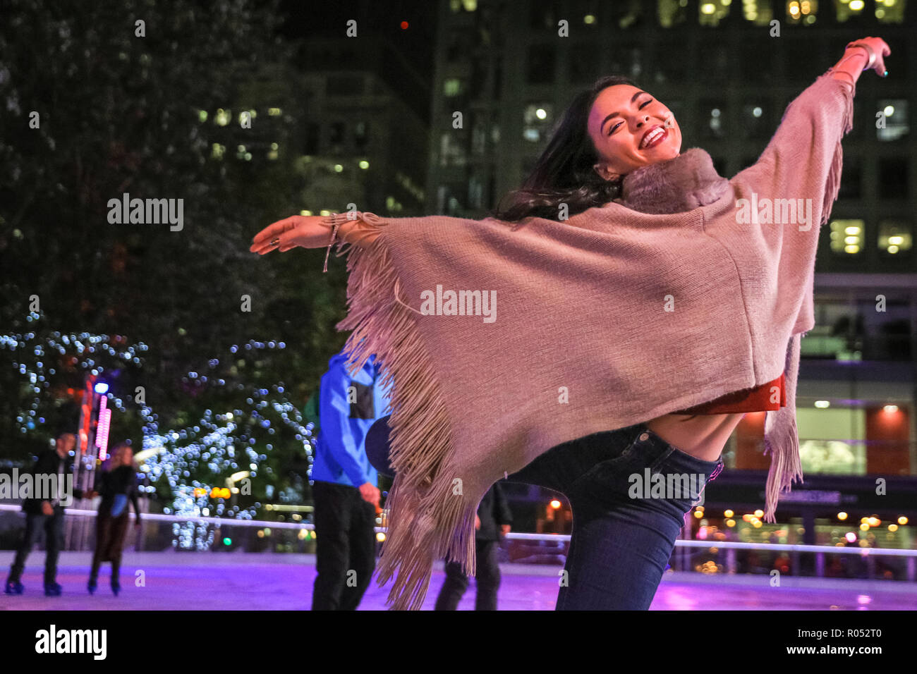 Canary Wharf, London, UK, 1er novembre 2018. Vanessa Bauer, pro, patineuse artistique qui a remporté la série TV 'Dancing on Ice' l'an dernier, effectue une routine sur la glace. La patinoire de Canary Wharf 2018 est lancé avec une partie sur la terrasse d'hiver et session de skate. La patinoire est le seul à Londres avec un 40 mètres carrés, l'écran LED, fournissant une toile de fond colorée les patineurs peuvent télécharger des photos. Credit : Imageplotter News et Sports/Alamy Live News Banque D'Images