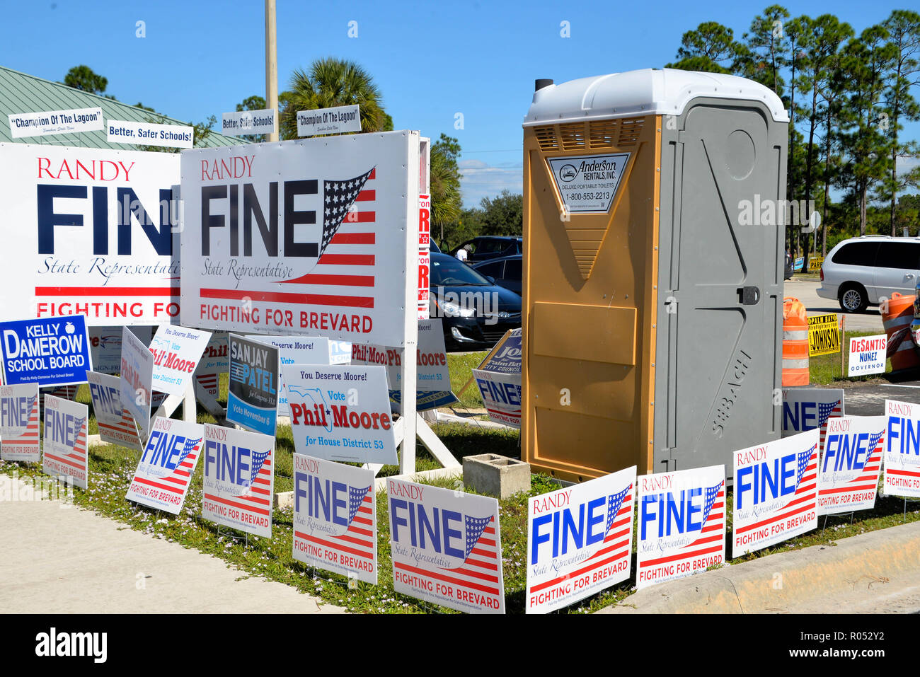 Le vote anticipé a commencé dans ce comté le samedi 27 octobre et s'étend au samedi 3 novembre avec le dernier jour de vote en personne le 6 novembre. Les candidats ont été de placer leurs signes politiques sur le dessus de l'autre à faire l'autre. Il est illégal d'enlever ou altérer les signes d'autres candidats. Crédit photo Julian Poireau / Alamy Live News Banque D'Images