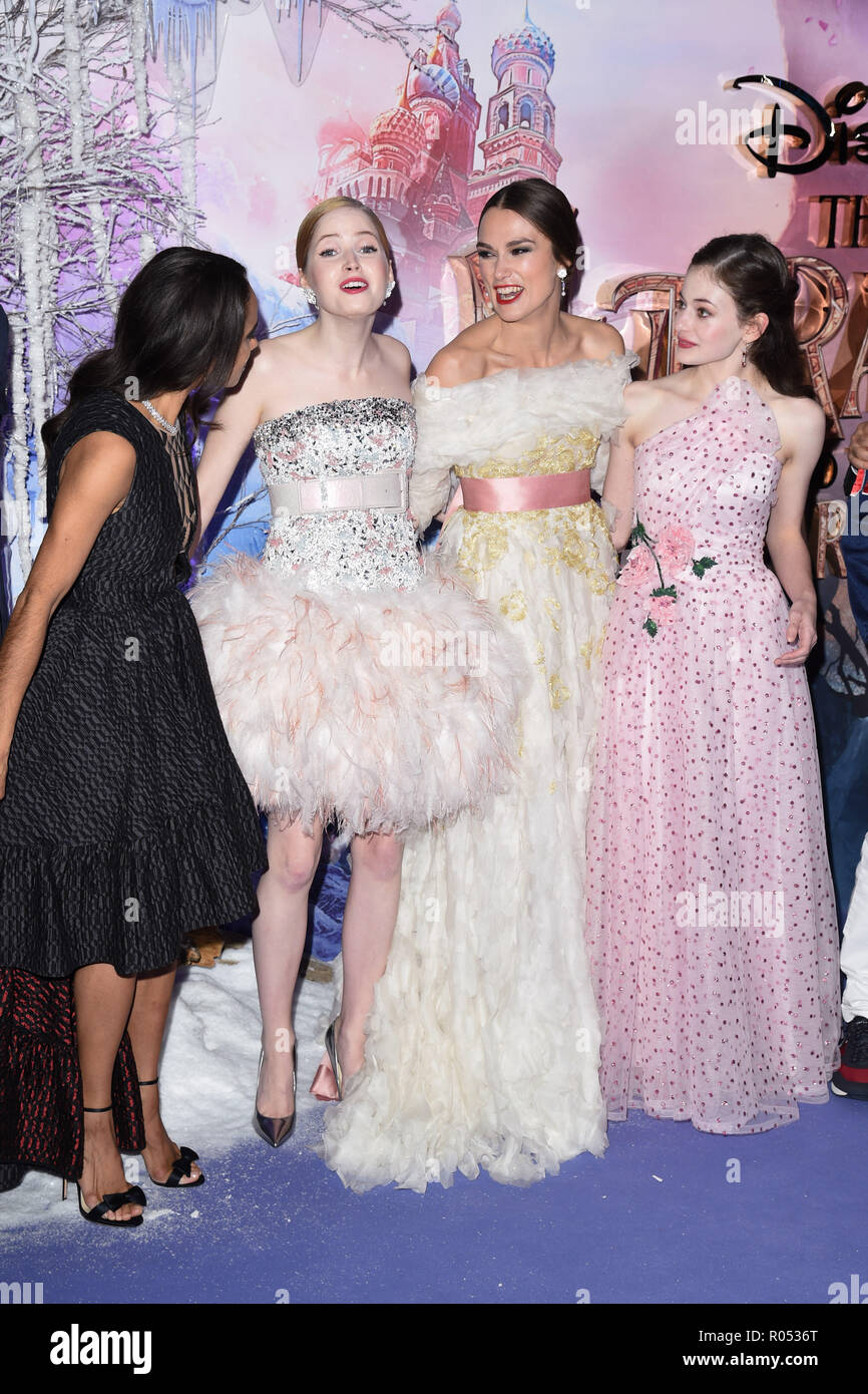 Londres, Royaume-Uni. Novembre 01, 2018 : Misty Copeland, Ellie Bamber, Keira Knightley & Mackenzie Foy à la première de 'Casse-Noisette et les quatre royaumes' à la vue, Westfield London. Photo : Steve Sav/Featureflash Crédit : Paul Smith/Alamy Live News Banque D'Images