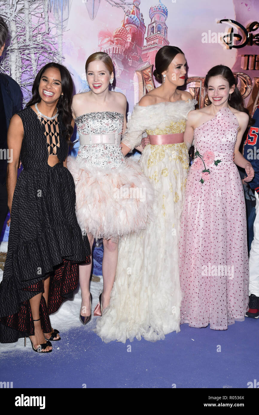 Londres, Royaume-Uni. Novembre 01, 2018 : Misty Copeland, Ellie Bamber, Keira Knightley & Mackenzie Foy à la première de 'Casse-Noisette et les quatre royaumes' à la vue, Westfield London. Photo : Steve Sav/Featureflash Crédit : Paul Smith/Alamy Live News Banque D'Images