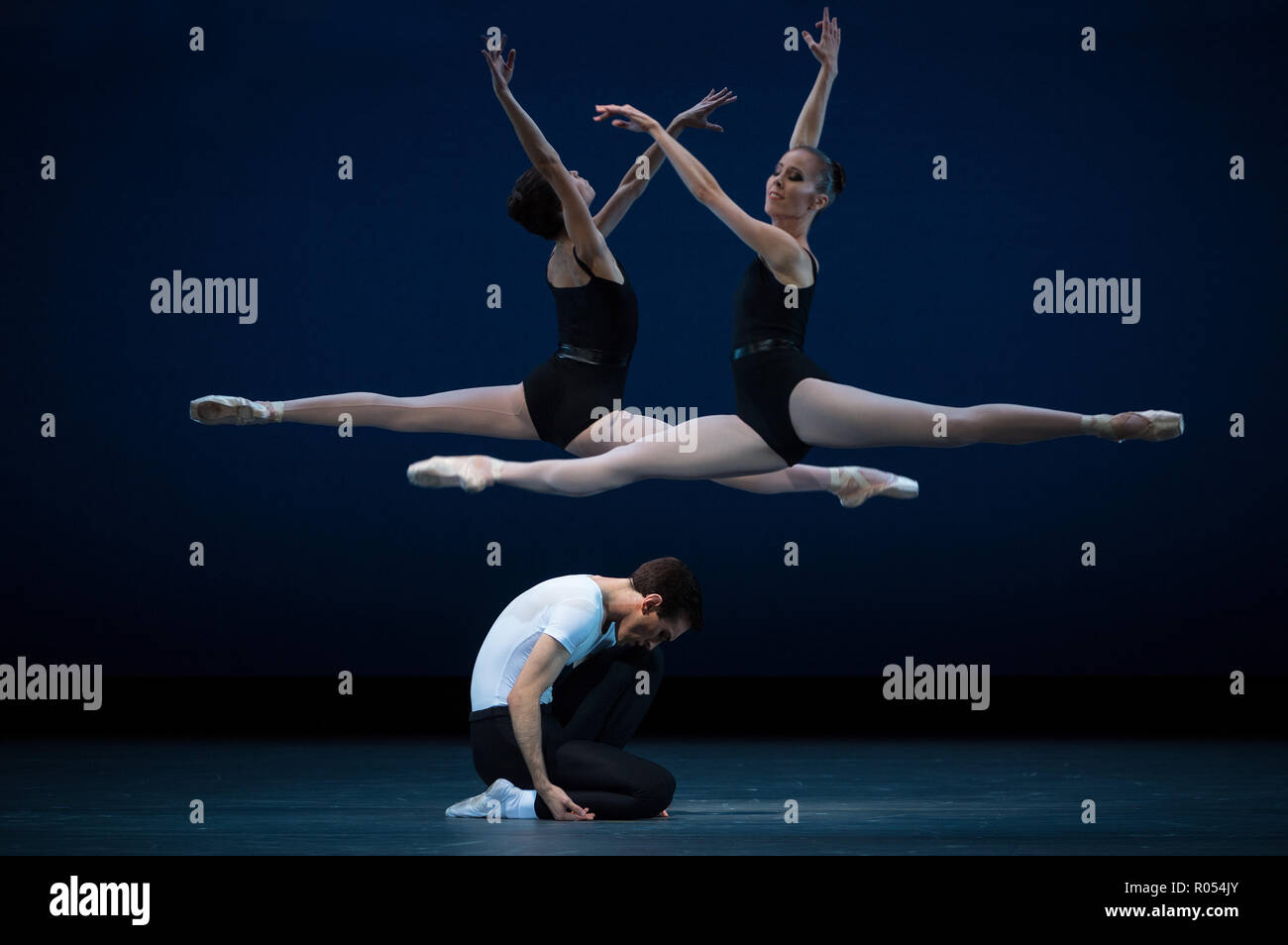 Dresde, Allemagne. 30Th Oct, 2018. Danseurs Chiara Scarrone (l-r), Michael Tucker et Chantelle la danse à la chorégraphie 'quatre tempéraments' pendant la répétition pour la première du ballet en quatre parties soirée 'Labyrinthe' à la Semperoper. Le ballet va célébrer sa première le 3 novembre 2018. Credit : Monika Skolimowska/dpa-Zentralbild/dpa/Alamy Live News Banque D'Images