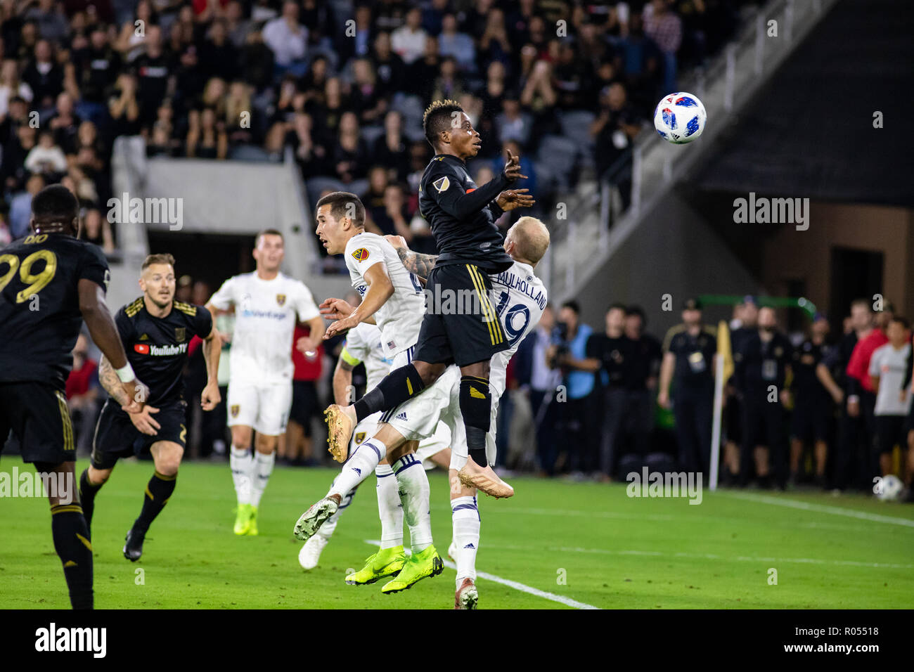 Los Angeles, USA. 1er novembre 2018. Latif Bénédiction (7) de chefs pour le ballon ne large dans la première moitié contre dans la RSL MLS playoffs. Crédit : Ben Nichols/Alamy Live News Banque D'Images Los Angeles, USA. 1er novembre 2018. Latif Bénédiction (7) de chefs pour le ballon ne large dans la première moitié contre dans la RSL MLS playoffs. Crédit : Ben Nichols/Alamy Live News Banque D'Images