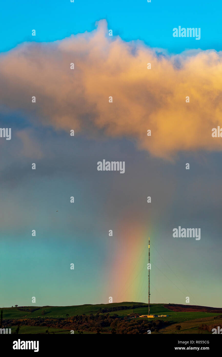 Flintshire, au nord du Pays de Galles, 2 novembre 2018. Météo France : froid ce matin avec un peu de givre pour certains. Une note de douche dans la gamme Clwydian quitte un arc-en-ciel comme le nuage passe du mât de télécommunication sur Moel-y-parc/AlamyLiveNews DGDImages Â© Banque D'Images