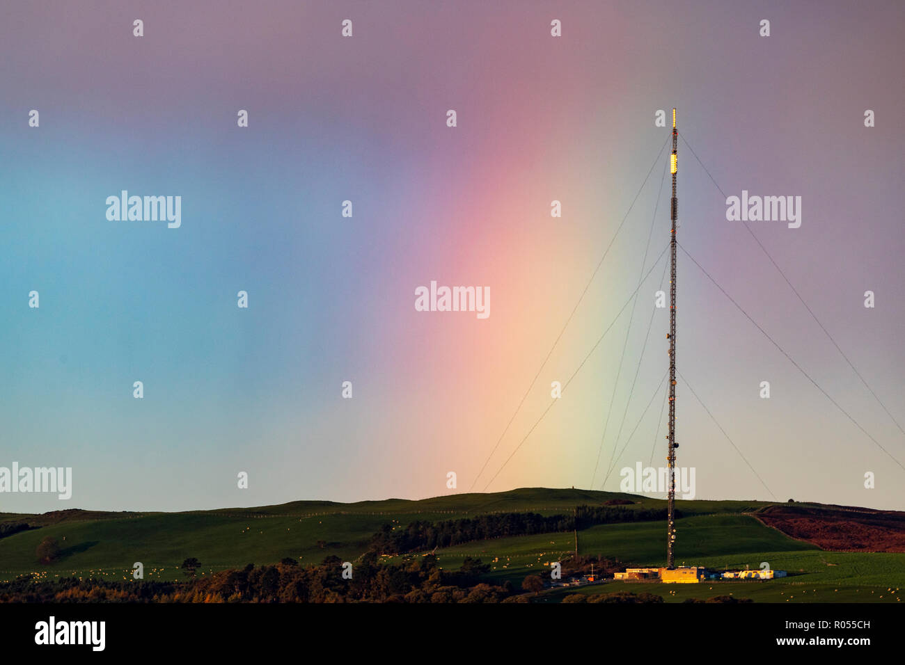 Flintshire, au nord du Pays de Galles, 2 novembre 2018. Météo France : froid ce matin avec un peu de givre pour certains. Une note de douche dans la gamme Clwydian quitte un arc-en-ciel comme le nuage passe du mât de télécommunication sur Moel-y-parc/AlamyLiveNews DGDImages Â© Banque D'Images
