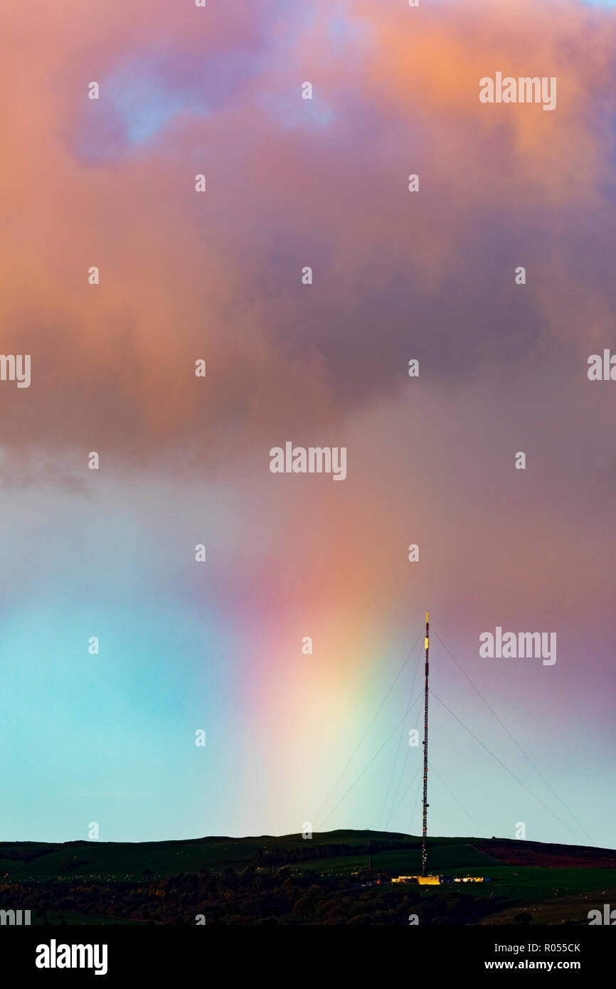Flintshire, au nord du Pays de Galles, 2 novembre 2018. Météo France : froid ce matin avec un peu de givre pour certains. Une note de douche dans la gamme Clwydian quitte un arc-en-ciel comme le nuage passe du mât de télécommunication sur Moel-y-parc/AlamyLiveNews DGDImages Â© Banque D'Images