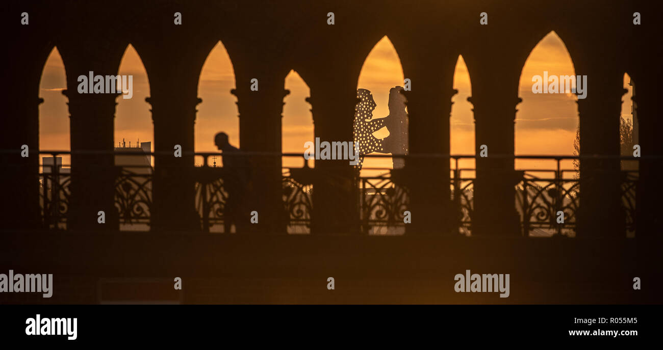 02 novembre 2018, Berlin : la molécule de l'oeuvre monumentale l'homme par le sculpteur américain Jonathan Borofsky peut être vu entre les colonnes de l'Oberbaumbrücke. Photo : Paul Zinken/dpa Banque D'Images