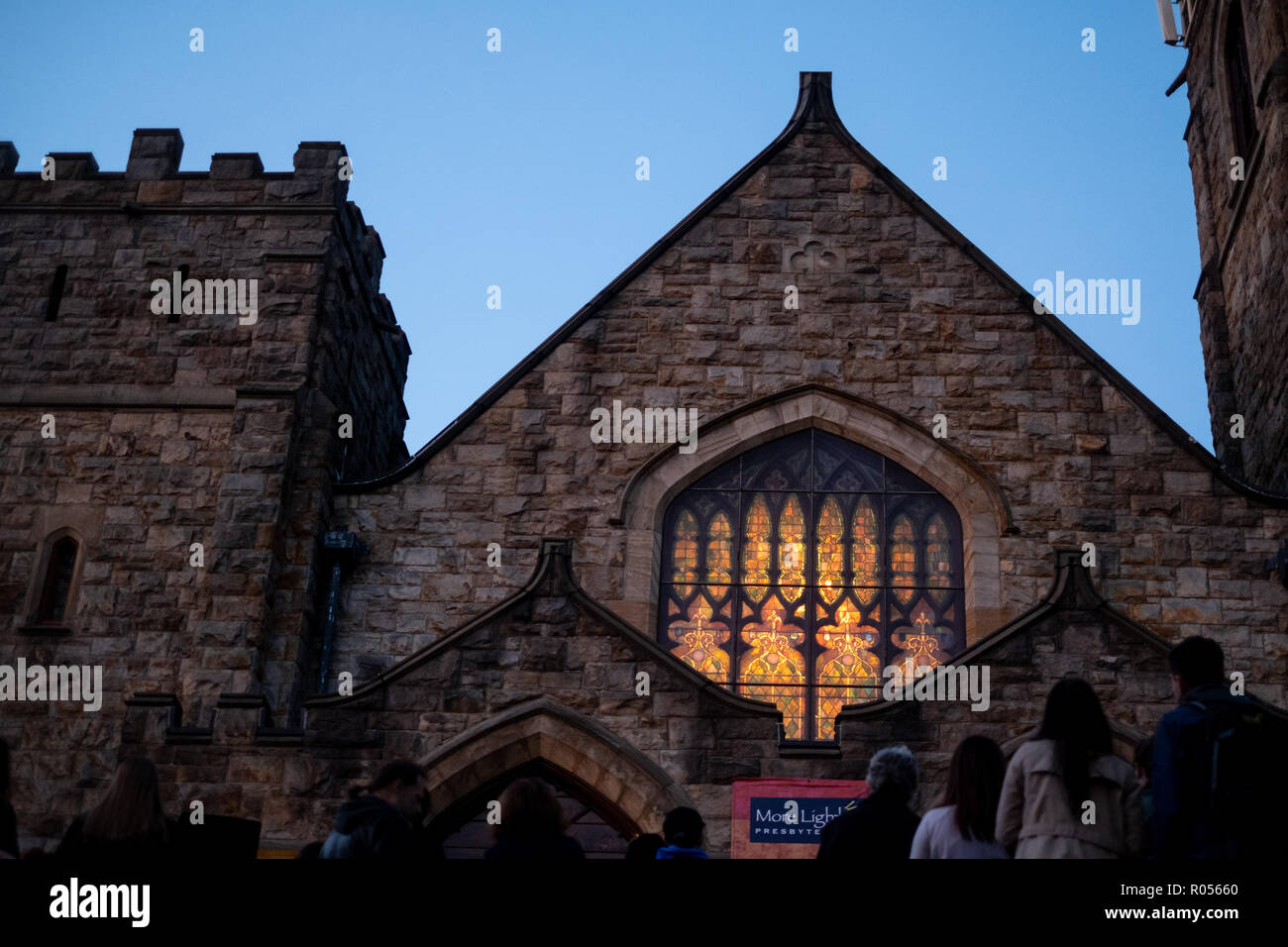 L'Église avec les gens en face vu au cours de la protestation contre Trump visite. À la suite de l'arbre de vie, tir à Pittsburgh, PA et l'arrivée de Donald Trump, qui la plupart des gens du dit de rester à l'écart, il y avait un énorme amour Mars, qui a été suivie d'un rassemblement en face de l'Centre communautaire juif à Squirrel Hill. Banque D'Images