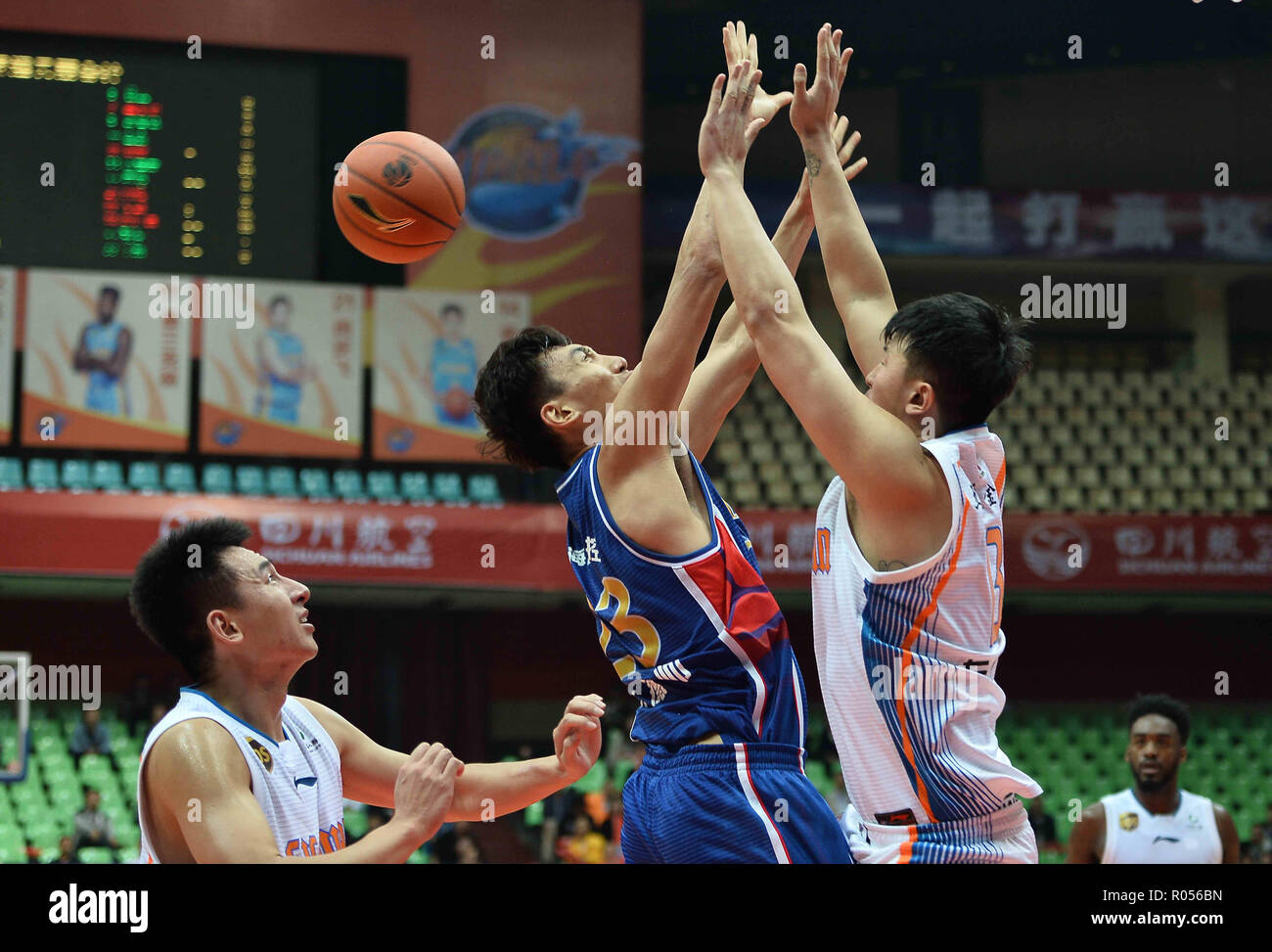 Chengdu, Chengdu, Chine. Nov 2, 2018. Chengdu, Chine Sichuan-Wuliang Jinzun bat l'équipe de basket-ball de l'Tianjin Binhai Yunshang 2018/19 102-99 à l'ABC dans le sud-ouest de Chengdu, ChinaÃ¢â€ Province du Sichuan. Crédit : SIPA Asie/ZUMA/Alamy Fil Live News Banque D'Images