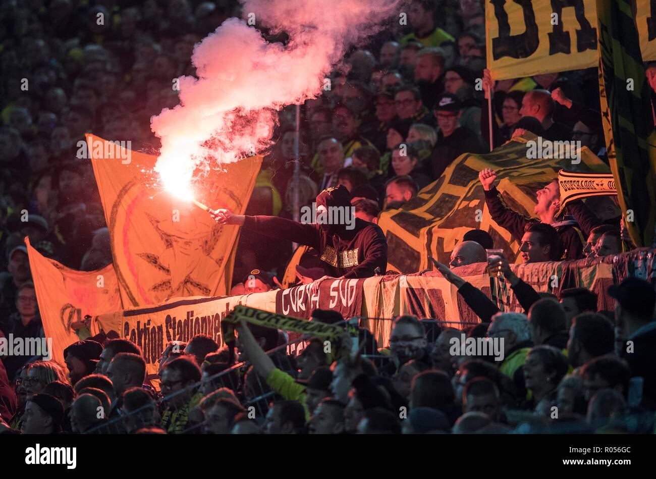 Dortmund, Allemagne. 31 octobre, 2018. Fans de DO fin Bengali fire, Football DFB Pokal, deuxième tour, Borussia Dortmund (NE) - Union Berlin 3 : 2 n/a, le 31.10.2018 à Dortmund/Allemagne. # #  DFL règlement interdit toute utilisation des photographies comme des séquences d'images et/ou quasi-vidéo # #  | Conditions de crédit dans le monde entier : dpa/Alamy Live News Banque D'Images