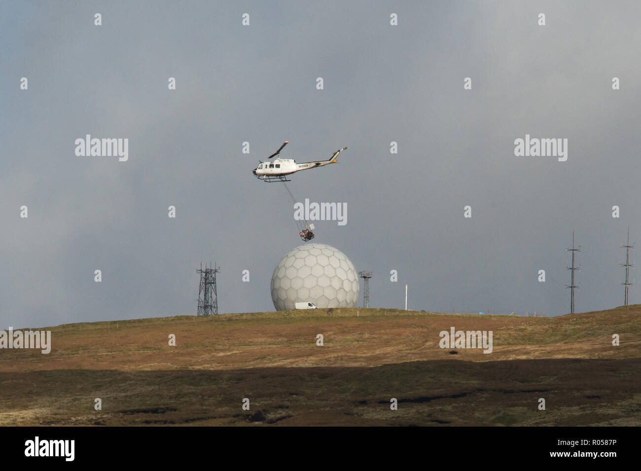 Appleby, Cumbria, Royaume-Uni. 2e Nov 2018. Un hélicoptère est en mouvement les grosses pierres d'une région du nord de la région de Cumbria Pennine à l'autre dans le cadre de résoudre les Fells Crédit : WittWooPhoto/Alamy Live News Banque D'Images