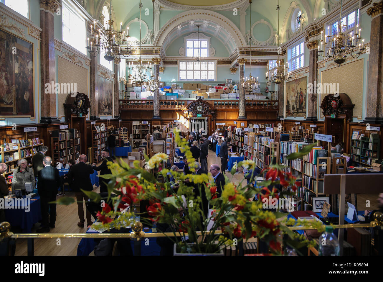 London UK 02 novembre 2018 l'ABA (Antiquarian Book Association) Chelsea Foire du livre rare au Chelsea Old Town Hall pour la 28ème édition avec plus de 80 exposants spécialisés dans tous les types de livres, manuscrits, cartes, gravures, et des documents éphémères, avec des offres fantastiques @Paul/Quezada-Neiman Alamy Live News Banque D'Images