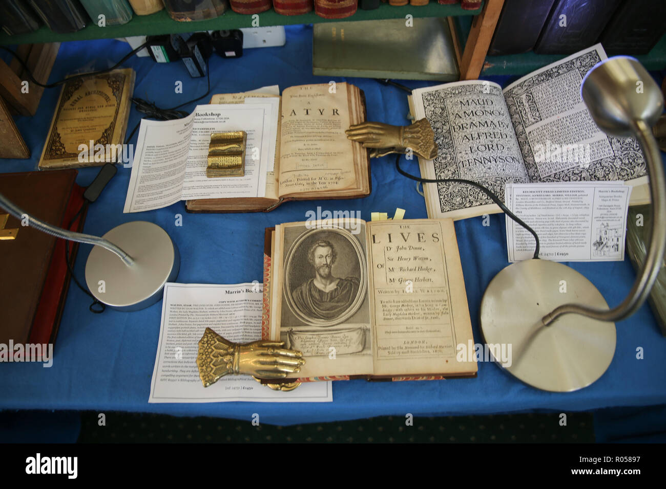 London UK 02 novembre 2018 l'ABA (Antiquarian Book Association) Chelsea Foire du livre rare au Chelsea Old Town Hall pour la 28ème édition avec plus de 80 exposants spécialisés dans tous les types de livres, manuscrits, cartes, gravures, et des documents éphémères, avec des offres fantastiques @Paul/Quezada-Neiman Alamy Live News Banque D'Images