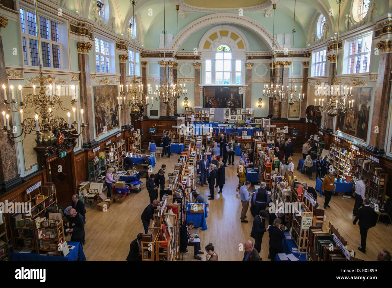 London UK 02 novembre 2018 l'ABA (Antiquarian Book Association) Chelsea Foire du livre rare au Chelsea Old Town Hall pour la 28ème édition avec plus de 80 exposants spécialisés dans tous les types de livres, manuscrits, cartes, gravures, et des documents éphémères, avec des offres fantastiques @Paul/Quezada-Neiman Alamy Live News Banque D'Images